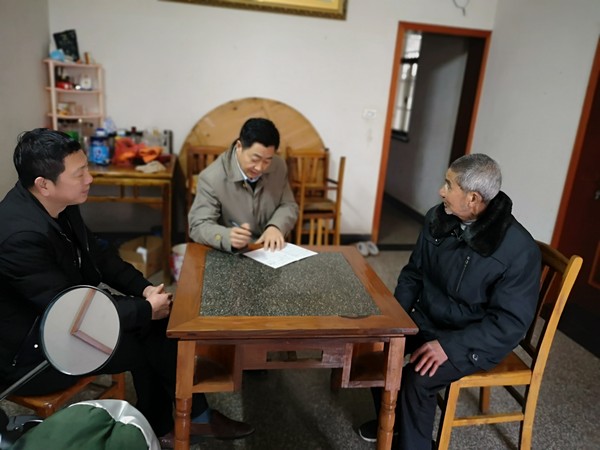 20200330黄涛副主任赴杏花村街道走访贫困户户.jpg