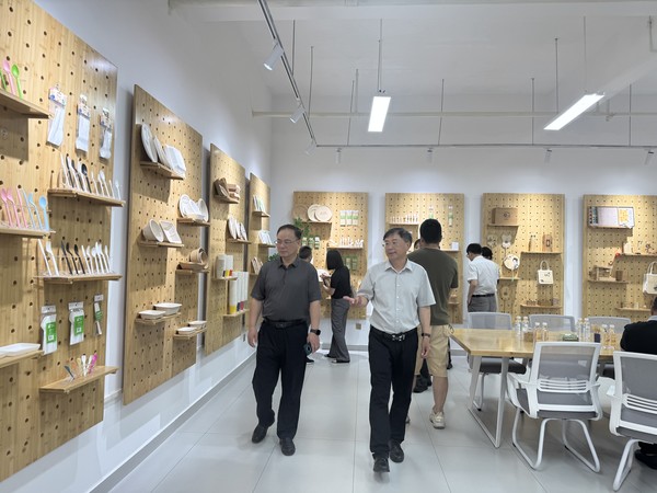 郭主任外出考察2.jpg